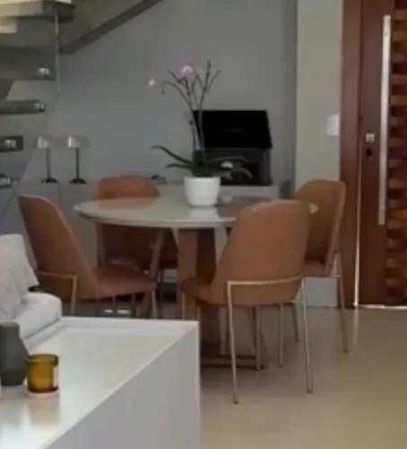 Mesa redonda de madeira maciça e vidro. Não acompanha as cadeiras