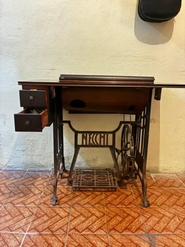 Máquina de costura mecânica da marca Necchi.
