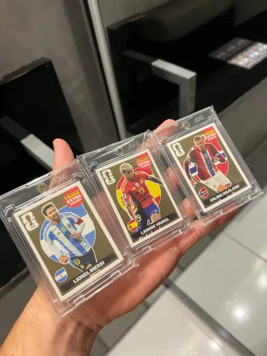 Trio LEGEND GOLD Messi/Yamal/Halland em perfeito estado na case de acrílico.