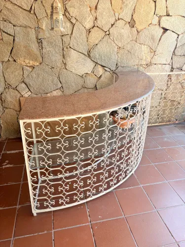 Balcão Circular em Ferro com Tampo de Granito e prateleiras em Vidro