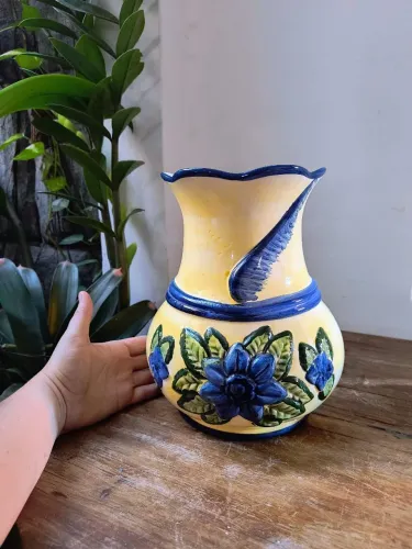 grande vaso em cerâmica com detalhes em alto relevo pintado a mão antigo antiquario arte