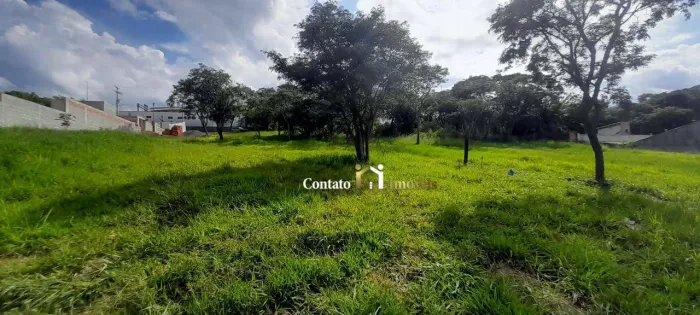 Terreno com 1.500 m² em condomínio fechado de alto padrão em Atibaia, em localização privi