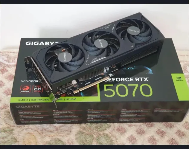 Placa de Vídeo Gigabyte GeForce RTX 5070 - Três Fans (Gaming/Excelente Estado)