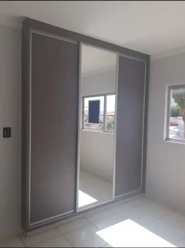 Guarda roupa semi novo