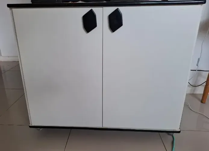 Cômoda( quarto/sala/cozinha) divisória interna + 4 pés de rodinha