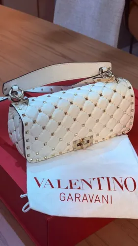 Bolsa Valentino Garavani Rockstud Spike Branca Original em Couro Matelassê