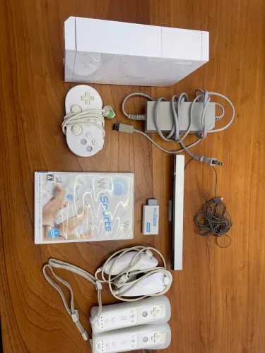 Wii Desbloqueado  - Videogame com 2 Wii remote, 2 nunchuk 