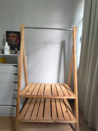 arara de roupa em madeira