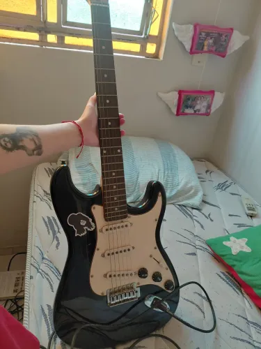 Guitarra Memphis usada Strato preta