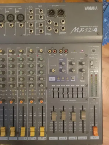 Mesa de som Yamaha MX12/4 
