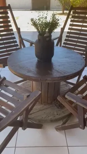 Conjunto de 4 cadeiras e uma mesa