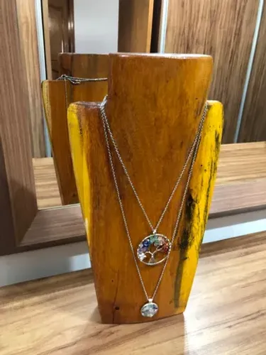 Suporte de madeira para colar 