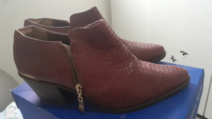 Bota cano curto com salto.