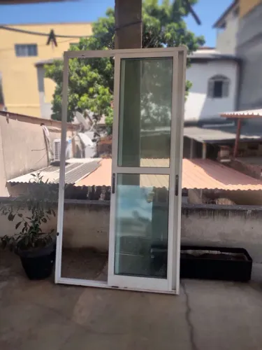 Porta de alumínio com vidro para área externa