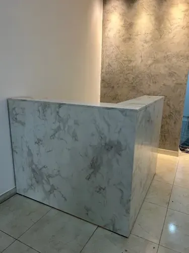 balcão de recepção em L