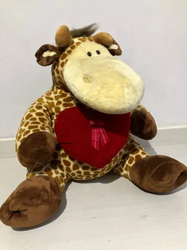 Pelúcia Girafa Grande com coração 40cm Pronta Entrega Linda