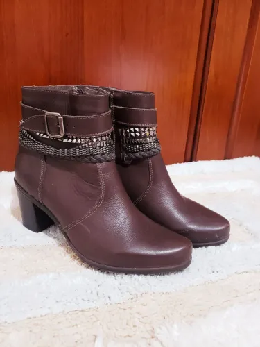 Bota Feminina Marrom com Detalhes