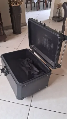 Baú Roncar Super Adventure 48L com a base universal para adaptar no bagageiro