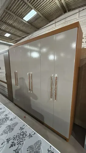 Guarda-roupa espaçoso tcil