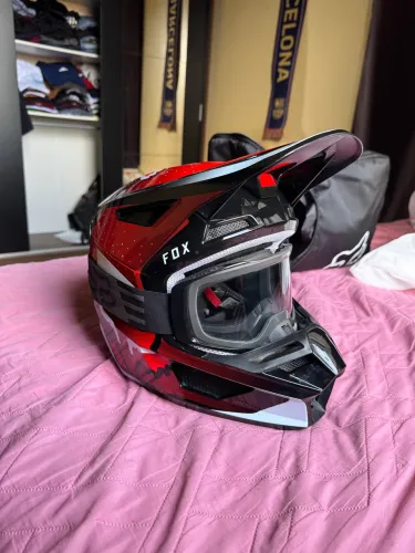 Capacete e óculos Fox V2