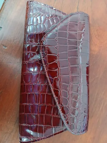 Bolsa de mão em couro croco marrom