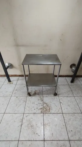 Carrinho de apoio em inox com rodinhas 