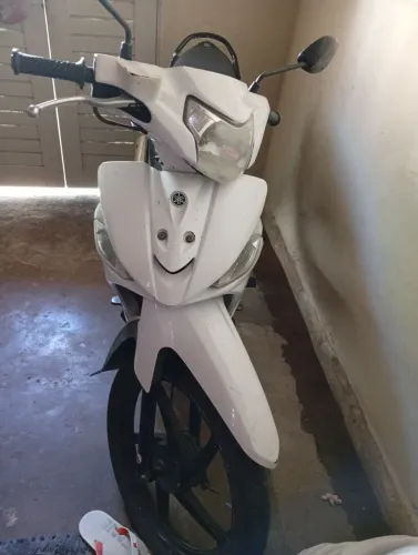 Vende-se essa moto, ela é 115, moto único dono boa toda . mais informações: *