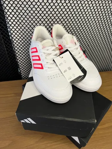 Tênis Adidas Courtblock Original Branco com Detalhes Vermelhos