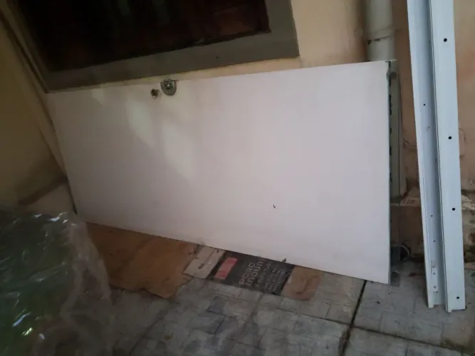 Porta de vidro 2.95cm X 0.95cm pintada de branco e completa só pra colocar