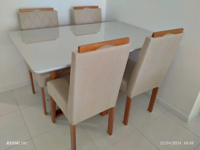 Mesa de jantar resistente de madeira 