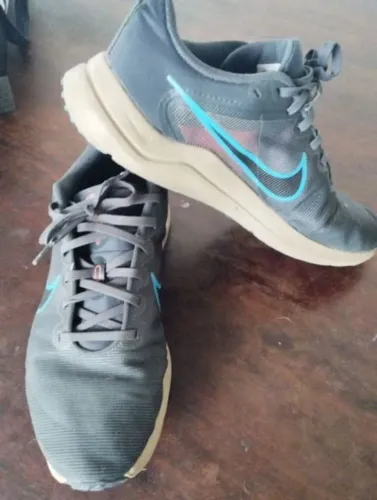 Tênis Nike Downshifter 11 - Cinza com detalhes em azul