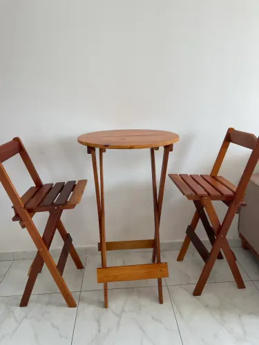 Mesa dobrável com duas cadeiras (nova/madeira)