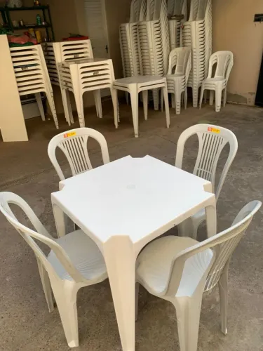 Jogo de mesas e cadeiras 