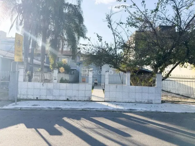 Casa para Venda em Florianópolis, Abraão, 3 dormitórios, 1 suíte, 2 banheiros, 2 vagas