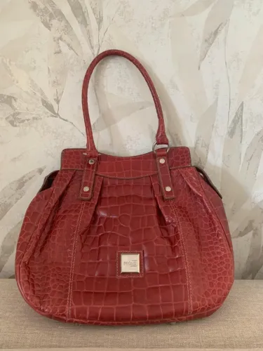 Bolsa de Ombro Vermelha em Couro Texturizado