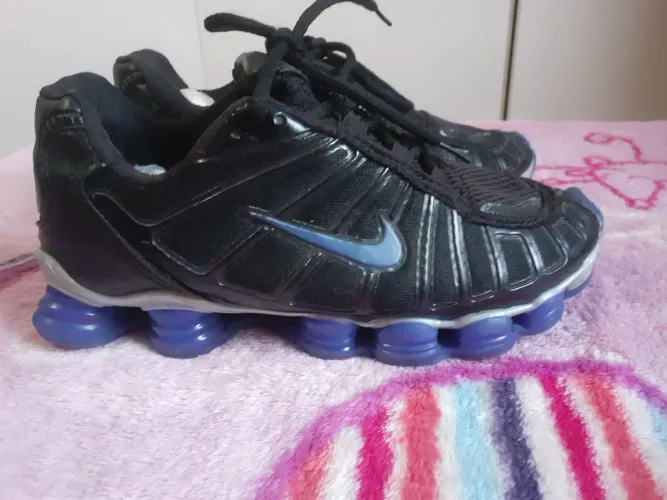 Tênis preto de Mola infantil tam 33