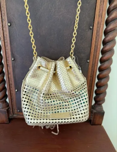 Bolsa Schutz dourada 