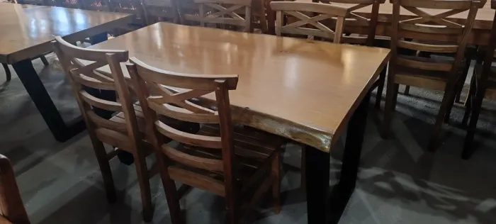 Mesa de madeira para 4 cadeiras prancha única 1.50x86 $ 4799,99 4 cadeiras de Jequitibá
