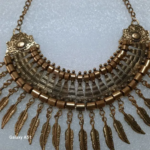Colar de penas dourado - estilo boho