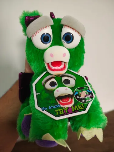 Feisty Dragão verde Assustado