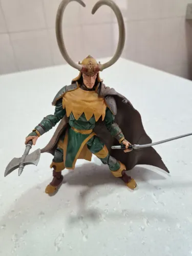 Loki (chifres longos) da série Marvel Legends Onslaught, lançada pela Toy Biz em 2006. 