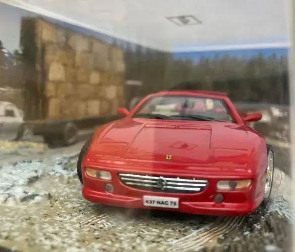 Miniatura Ferrari F355 James Bond 007 Contra Goldeneye 1:43 Ed.10