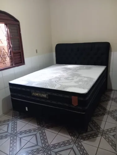 Cama casal com colchão alto e confortável