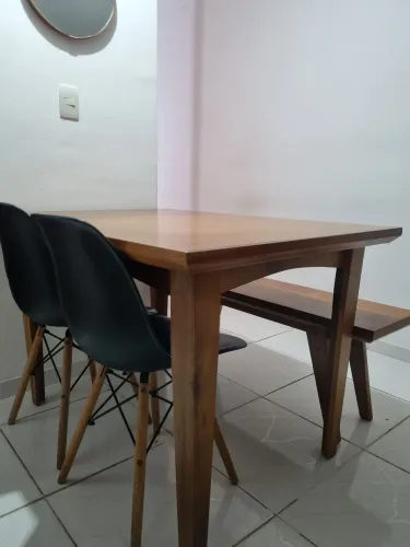 Conjunto mesa com cadeiras e banco