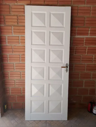 PORTA MADEIRA MACIÇA C/ TRINQUE ,FECHADURA, MIOLO NOVO C/ 2 CHAVES TAM. 2.10 MTS X 80.CM