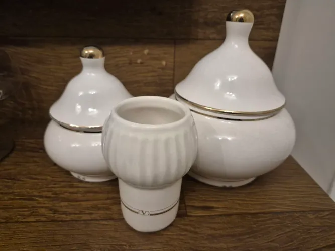 Conjunto de vasos decorativos com detalhes dourados