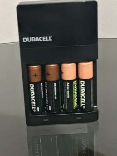 Duracell Carregador de Pilhas Recarregáveis AA e AAA Com 4 Pilhas AA Inclusas - Bivolt