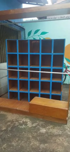 Estante organizadora com nichos
