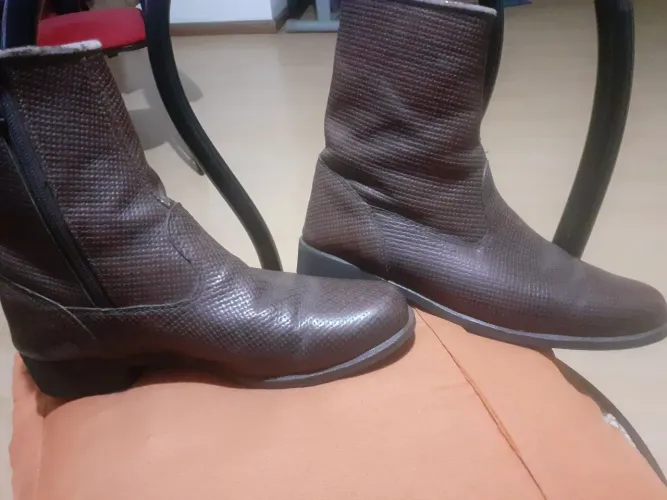 Botas de couro marrom