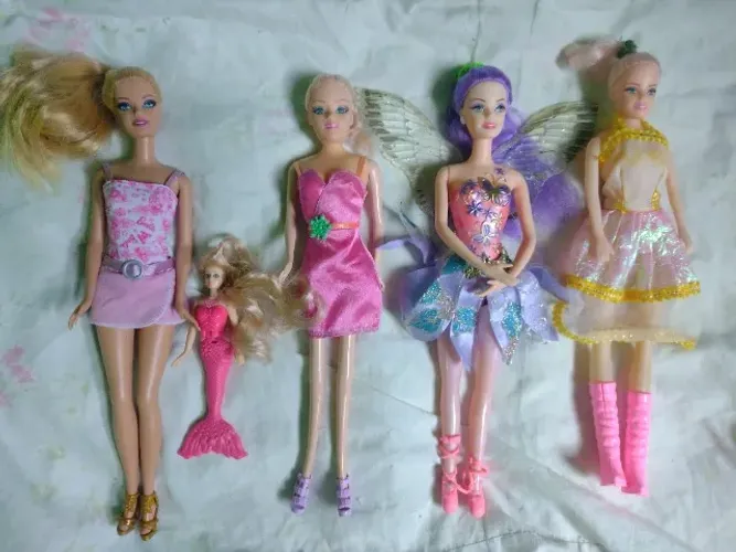 LOTE COM BONECAS BARBIE INCLUINDO VÁRIAS ROUPAS E ITENS